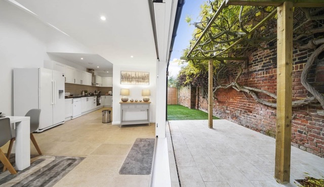 Eton Townhouse | 5 Beds | Castle Views | Parking | Prime High Street Location