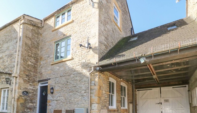 EVENLODE COTTAGE, pet friendly in Stow-On-The-Wold