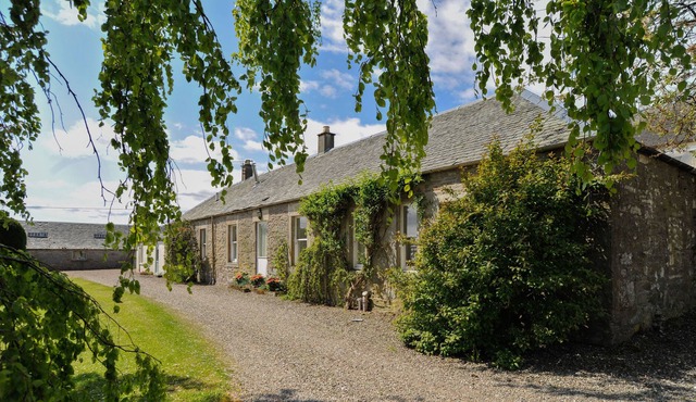 Exceptionally comfortable country cottage, one hour to Edinburgh and Glasgow.