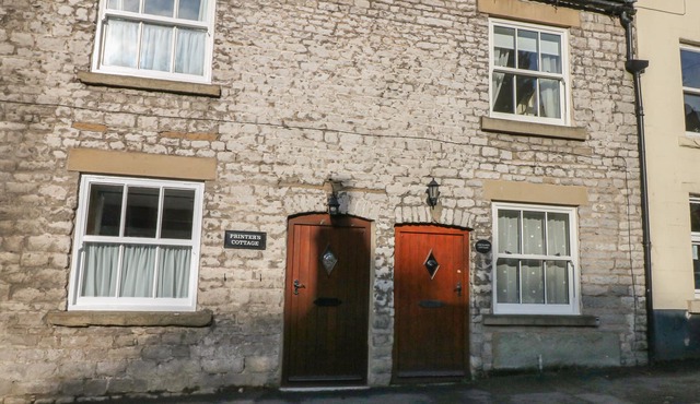 EXCHANGE COTTAGE, family friendly in Tideswell