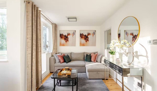 Exclusive Designer 3-Bed Apartment – Near Landmark Hotel