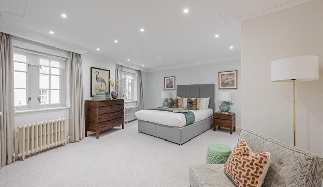 Exclusive Family Mews House in Belgravia with Private Terrace & Parking