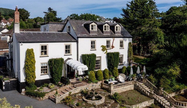 Exclusive Hotel Hire 17 Bedrooms, Close to Town & Beach