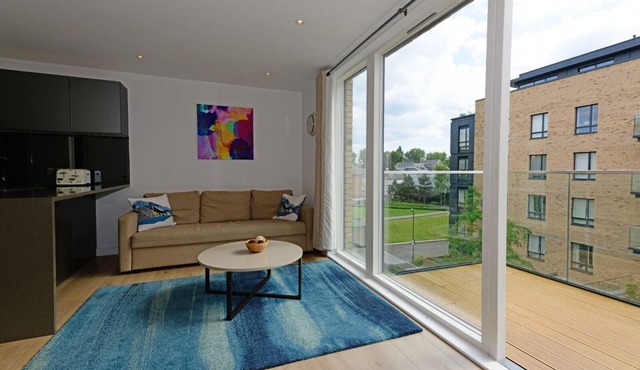 Executive Apartment Near Chiswick and Kew Gardens