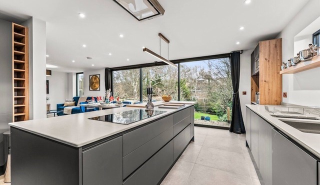 Expansive Getaway in Cheltenham - Sleeps 15