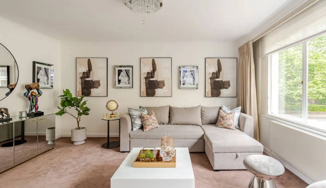 Extravagant 6 Bedroom Mansion by Mayfair London