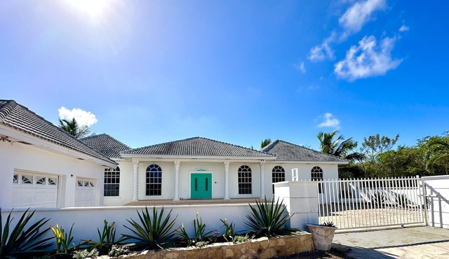 Exuma Luxury Ocean VIew 5bd 4ba house with pool, pickle ball court, & SUV