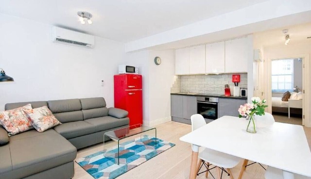 F1E 1 bed penthouse sleeps 4 with wifi and air con