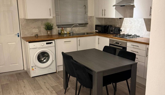 F2S Serviced 2Bed House Wi-fi, Netflix, Parking, Train station nearby. Holiday!