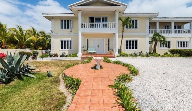 Fabulous Seaside Paradise, Sleeps 24, Walk to the Beach!