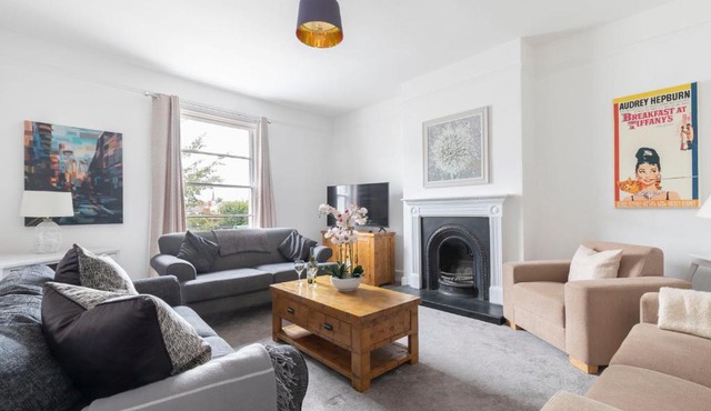 Fabulous, vibrant, town house, central Bath Road