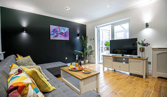 Families & Contractors.Quiet parkland location close to amenities Milton Keynes