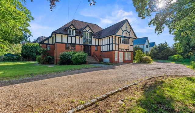 Family 6 Bed | Gated Parking, Sleeps 11, Bray