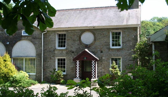 Family friendly coachhouse in idyllic setting with extensive private grounds and free WiFi