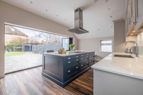 FAMILY FRIENDLY ESCAPE IN ETON, COUNTRYSIDE VIEWS with Hot Tub - By Tempstay