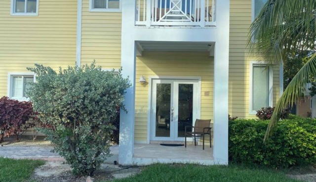 Family friendly private villa can sleep 6, walking distance from beach and pool!