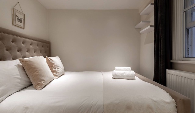 Family One Bedroom with Patio Baker St G2