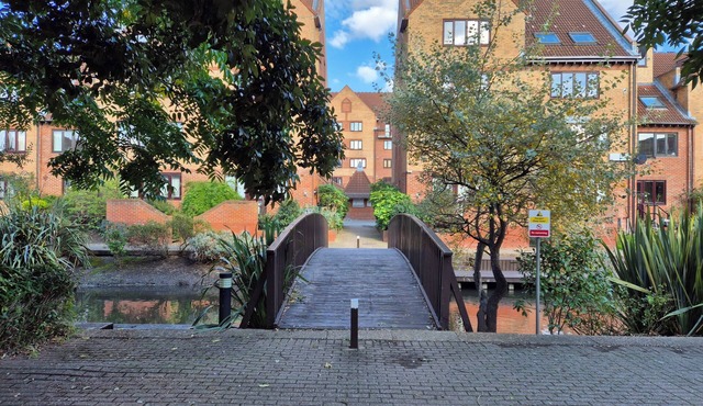 Family-sized Spacious House with En-Suite available and Garden in Canary Wharf