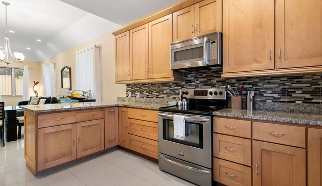 Family Vacation, Big Condo, 4BDR, ALBANY RESORT