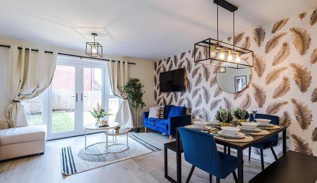 Fantastic South Liverpool Home - Minutes to Airport JLR Halewood Speke Boulevard - Driveway x2 - 5 Beds 2 Bath By Samina, Arz Stays