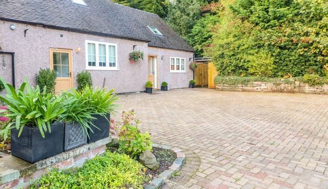 FARLEY COTTAGE I, romantic, with a garden in Farley Near Alton Towers