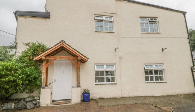 FARMHOUSE RETREAT, pet friendly, with a garden in Braithwaite