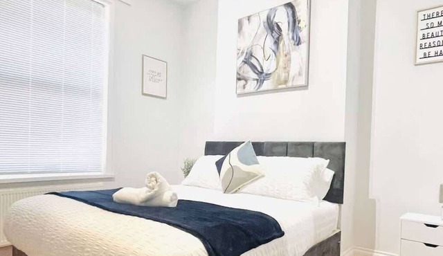 Fawcett House: Southsea Gem with Kitchen & Free parking