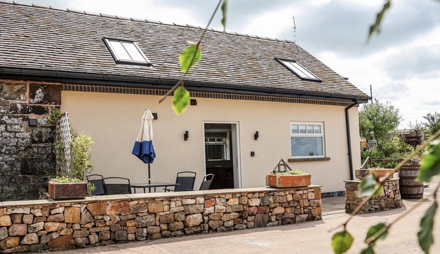 FERN COTTAGE, pet friendly, with a garden in Biddulph