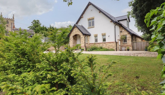 FERN COTTAGE, pet friendly, with open fire in Elsworth, Cambridge