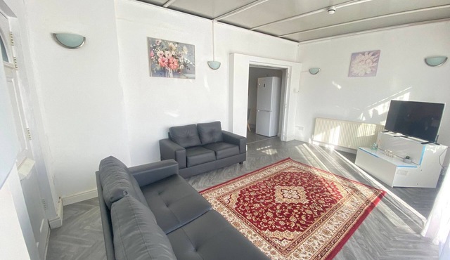 Few min to Rainham station In a nice 4 bedroom house Family sized condo