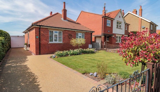 FIELD COTTAGE, family friendly, with a garden in Kirkbymoorside