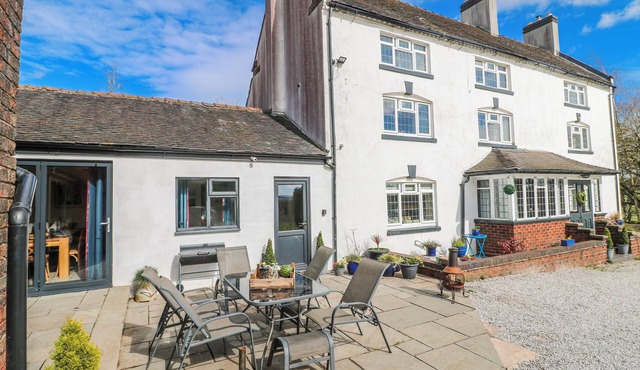 FIELDS FARM, family friendly, luxury holiday cottage in Cheadle