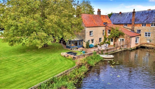 Finest Retreats - Islip Mill House - Beautiful Riverside Home