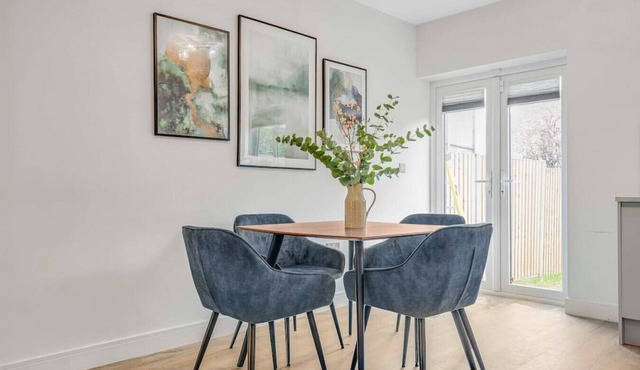 Flat 100 · Stylish West London Oasis ~ Workspace ~ Long Stays