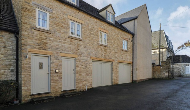 FLAT 6, pet friendly, character holiday cottage in Tetbury