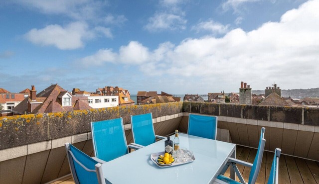 Flat 9 Broadleys - Three Bedroom Apartment, Sleeps 6