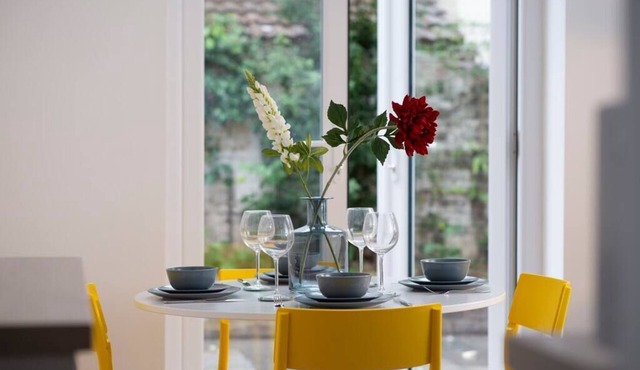 Flat B - Bright and spacious 2 bedroom 2 bathroom garden apartment