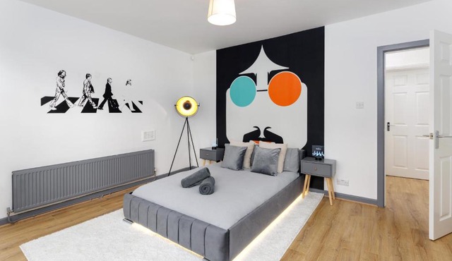 FLATZY - Iconic Beatles and Liverpool Culture Home