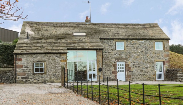 FOGGA CROFT COTTAGE, pet friendly, with hot tub in Gargrave