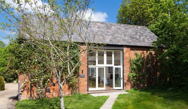 Folley's Barn is located in the well-known village of Bledlow and is the perfect place for couples a