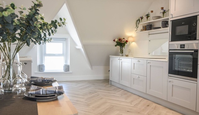 FORE STREET HOUSE - APARTMENT 3, family friendly in Seaton, Devon