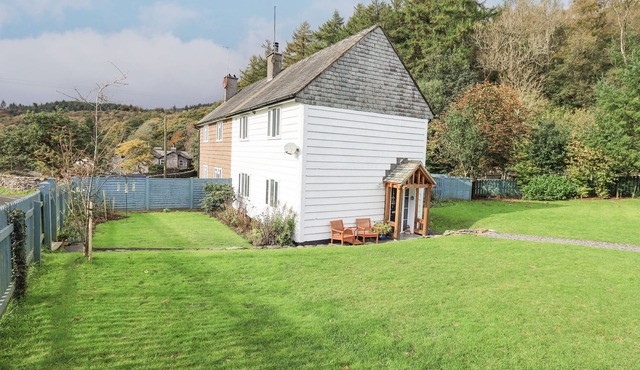 FORESTERS COTTAGE, pet friendly, with open fire in Hawkshead