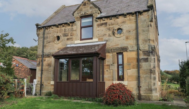 FOULSYKE FARM COTTAGE, pet friendly, with open fire in Loftus