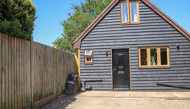 FOXES EARTH, pet friendly, with a garden in Nomansland