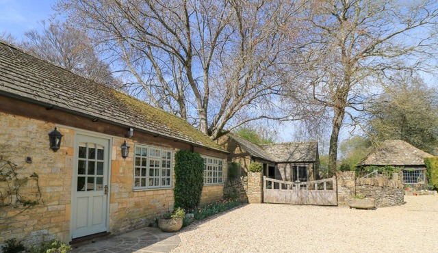 FOXHILL FARM BARN, romantic, with a garden in Bourton-On-The-Water