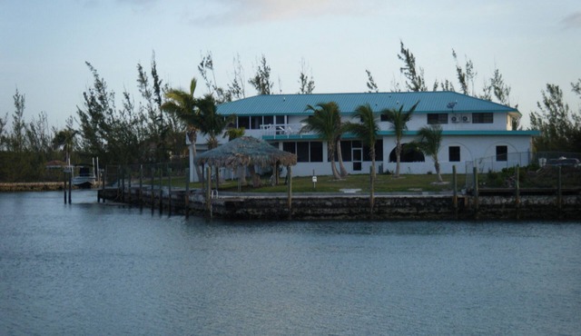 Free boat docks, 10 Bedroom, 10 Bath, Canal Front And Short Walk To Taino Beach