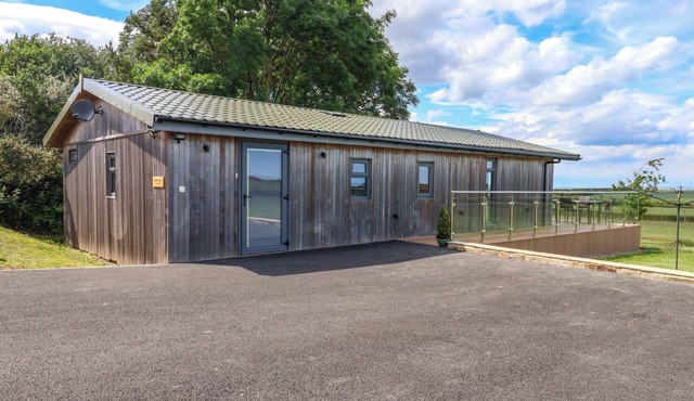 FREEDOM LODGE @ SUMMERFIELD FARM, pet friendly in Whitby
