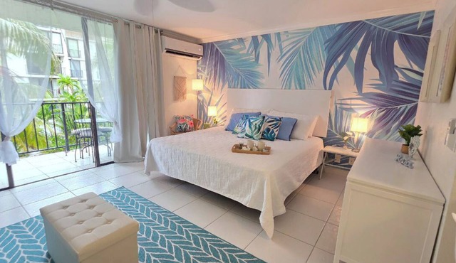 Fresh & Airy Ocean-View Apt in Coral Beach Condominium