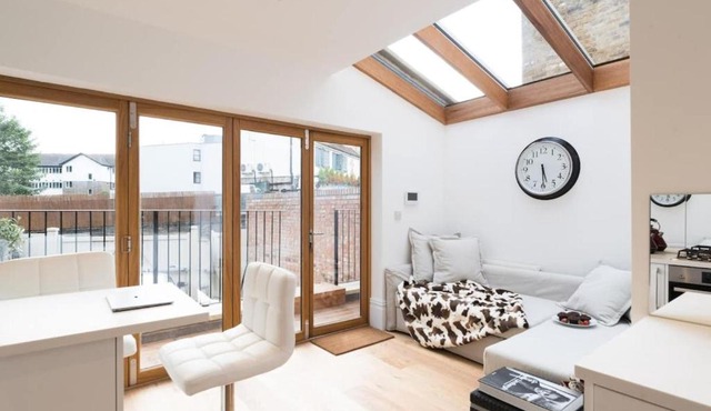 Fulham 2-Bed Apt w South Terrace near Tube