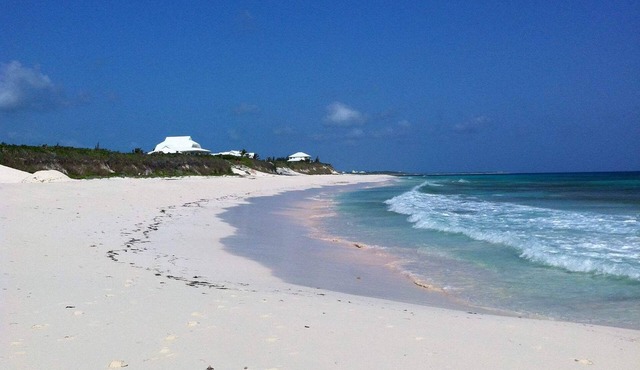 Funky and unique cottage on the best beach in the Bahamas